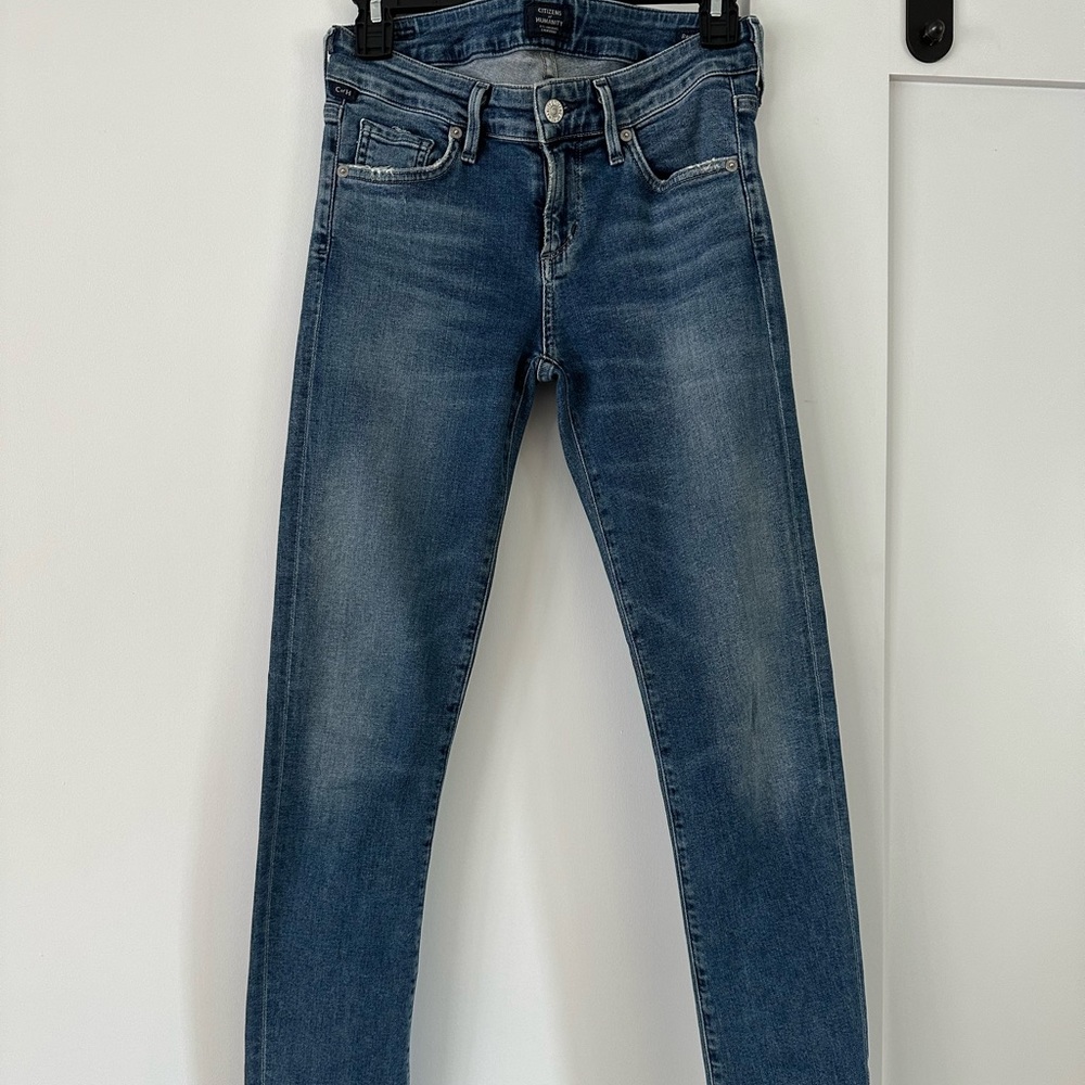 Citizens of humanity low rise racer jeans in a perfect versatile blue wash.